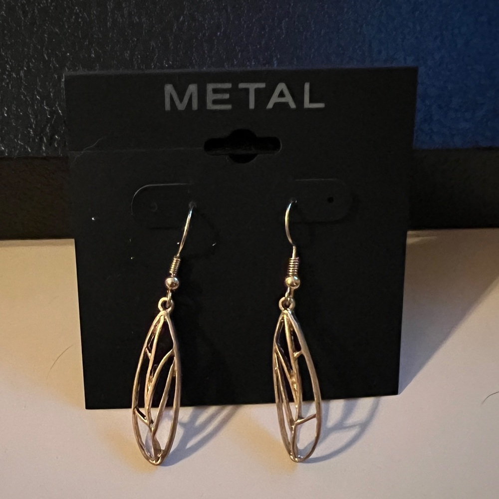 🤩 $5 SALE! 🤩 🎉 HOST PICK 🎉 NWT Kohl’s “Gold Leaves” earrings